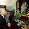 Tổng Bí thư, Chủ tịch nước Nguyễn Phú Trọng dâng hương tưởng niệm Chủ tịch Hồ Chí Minh. (Ảnh: Trí Dũng/TTXVN)