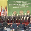 Các lãnh đạo Đảng, Nhà nước chụp ảnh chung với lãnh đạo Nghị viện các nghị viện thành viên AIPO tại phiên khai mạc AIPO-23 tại Hà Nội, ngày 9/9/2002. (Ảnh: Nhan Sáng/TTXVN)