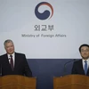 Đặc phái viên hạt nhân của Hàn Quốc Lee Do-hoon (phải) và người đồng cấp Mỹ, Thứ trưởng Ngoại giao Stephen Biegun (trái) tại cuộc gặp ở Seoul, Hàn Quốc, ngày 16/12/2019. (Ảnh: AFP/TTXVN)