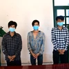 Các đối tượng trong đường dây đưa người nhập cảnh trái phép vào lãnh thổ Việt Nam đang bị tạm giữ tại Đồn Biên phòng Cửa khẩu quốc tế Hoa Lư. (Nguồn: bienphong.com.vn)