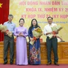 Bà Lê Hồng Thắm (thứ 2 từ phải sang) được bầu giữ chức Phó Chủ tịch Hội đồng nhân tỉnh Kiên Giang khóa IX. (Ảnh: Lê Sen/TTXVN)