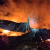 Ngọn lửa bốc lên dữ dội đã thiêu rụi nhiều hàng hóa và tài sản. (Nguồn: vnews.gov.vn)