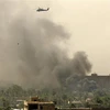 Khói bốc lên tại hiện trường một vụ tấn công bằng súng cối vào khu vực vùng Xanh ở thủ đô Baghdad, Iraq. (Ảnh: AFP/TTXVN)