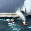 Tàu cứu hỏa nỗ lực dập lửa trên tàu chở dầu MT NewDiamond ở ngoài khơi phía Đông bờ biển Sri Lanka. (Ảnh: THX/TTXVN)