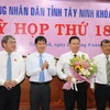 Ông Nguyễn Thanh Ngọc (người cầm hoa) được bầu giữ chức Chủ tịch UBND tỉnh Tây Ninh, nhiệm kỳ 2016-2020. (Ảnh: Lê Đức Hoảnh/TTXVN)