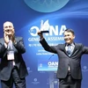 Tổng Giám đốc Nguyễn Đức Lợi nhận Giải thưởng xuất sắc chất lượng thông tấn của OANA do Chủ tịch OANA nhiệm kỳ 2016-2019 Aslan Aslanov trao tặng. (Ảnh: Mạnh Hùng/TTXVN)