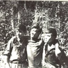 Ông Đỗ Sỹ Mến (ngoài cùng bên phải) cùng đồng đội. (Nguồn: baotintuc.vn)