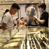 Giao dịch vàng tại Công ty Vàng bạc Đá quý Phú Quý. (Ảnh: Danh Lam/TTXVN)