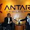 Chủ tịch - Tổng Giám đốc Hãng Thông tấn chính thức Antara của Indonesia, ông Meidyatama Suryodiningrat trao đổi với phóng viên TTXVN tại Jakarta. (Ảnh: Hải Ngọc/PV TTXVN tại Indonesia)