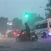 Các phương tiện tham gia giao thông gặp khó khăn do mưa lớn tại Nghệ An. (Ảnh: Nguyễn Oanh/TTXVN)
