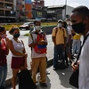 Người dân đeo khẩu trang phòng lây nhiễm COVID-19 tại Caracas, Venezuela. (Ảnh: AFP/TTXVN)