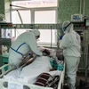 Nhân viên y tế điều trị cho bệnh nhân mắc COVID-19 tại một bệnh viện ở Moskva, Nga. (Ảnh: AFP/TTXVN)