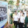 Lãnh đạo Thành phố Hồ Chí Minh cùng các đại biểu tham quan triển lãm. (Ảnh: Thu Hương/TTXVN)