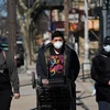 Người dân đeo khẩu trang phòng lây nhiễm COVID-19 tại New York, Mỹ. (Ảnh: AFP/TTXVN)