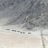 Binh sỹ Ấn Độ tuần tra gần Leh, thủ phủ khu vực Ladakh, biên giới giữa Ấn Độ và Trung Quốc ngày 24/6. (Ảnh: AFP/TTXVN)