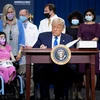 Tổng thống Mỹ Donald Trump ký sắc lệnh hành pháp về chăm sóc sức khỏe người dân tại thành phố Charlotte, bang Bắc Carolina. (Ảnh: AFP/TTXVN)