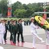 Đoàn đại biểu dự Đại hội Đảng bộ Quân đội lần thứ XI đặt vòng hoa và vào Lăng viếng Chủ tịch Hồ Chí Minh. (Ảnh: Dương Giang/TTXVN)