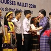 Trao học bổng Gặp gỡ Việt Nam-Vallet cho các học sinh tỉnh Gia Lai. (Ảnh: Phạm Kha/TTXVN)