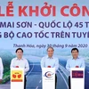 Thủ tướng Nguyễn Xuân Phúc và các đại biểu thực hiện nghi thức khởi công. (Ảnh: Thống Nhất/TTXVN)