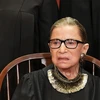 Thẩm phán Ruth Bader Ginsburg tại một buổi chụp hình lưu niệm ở Washington, DC, Mỹ. (Ảnh: AFP/TTXVN)