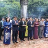 Đoàn đại biểu dâng hương tại đền thờ Vua Đinh Tiên Hoàng. (Ảnh: Đức Phương/TTXVN)