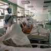Nhân viên y tế điều trị cho bệnh nhân COVID-19 tại một bệnh viện ở Moskva, Nga. (Ảnh: AFP/TTXVN)