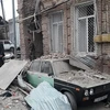 Nhà cửa bị phá hủy sau vụ phóng rocket và nã pháo của các lực lượng Armenia tại Ganja , Azerbaijan. (Ảnh: AFP/TTXVN)