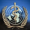 Biểu tượng Tổ chức Y tế thế giới (WHO) đặt bên ngoài tòa nhà trụ sở của tổ chức ở Geneva, Thụy Sĩ. (Ảnh: AFP/TTXVN)