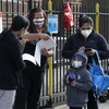 Học sinh đeo khẩu trang phòng lây nhiễm COVID-19 khi tới trường học tại New York, Mỹ. (Ảnh: AFP/TTXVN)