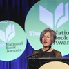 Nữ thi sỹ Louise Gluck phát biểu tại lễ trao giải thưởng Sách quốc gia ở thành phố New York, Mỹ tháng 11/2014. (Ảnh: AFP/TTXVN)