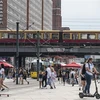 Người dân di chuyển trên đường phố tại Berlin, Đức. (Ảnh: AFP/TTXVN)