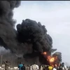 Khói đen bốc lên tại hiện trường vụ nổ trạm xăng ở khu vực Baruwa, ngoại ô thành phố Lagos, Nigeria. (Ảnh: Daily Post/TTXVN)