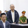 Bị cáo Nguyễn Xuân Sơn (ngồi) và bị cáo Vũ Trọng Hải (đứng) tại phiên tòa. (Ảnh: Doãn Tấn/TTXVN)