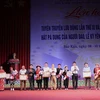 Trao chứng nhận của Bộ trưởng Bộ Văn hóa, Thể thao và Du lịch đưa hát Pá dung của người Dao và lễ Kỳ Yên của người Tày vào Danh mục Di sản văn hóa phi vật thể quốc gia. (Ảnh: Hoàng Giang/TTXVN)