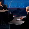 Phó Tổng thống Mỹ Mike Pence (phải) và ứng viên Phó Tổng thống đảng Dân chủ, Thượng nghị sỹ bang California Kamala Harris trong cuộc tranh luận trực tiếp duy nhất tại thành phố Salt Lake, bang Utah ngày 7/10. (Ảnh: AFP/TTXVN)