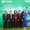 Phó Chủ tịch nước Đặng Thị Ngọc Thịnh với Lãnh đạo TTXVN và các đại biểu dự buổi lễ. (Ảnh: Lâm Khánh/TTXVN)