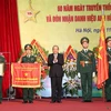 Phó Thủ tướng Thường trực Trương Hòa Bình trao Danh hiệu Anh hùng Lực lượng vũ trang nhân dân của Chủ tịch nước cho đại diện Viện Khoa học và Công nghệ quân sự. (Ảnh: Dương Giang/TTXVN)