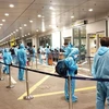 Các công dân làm thủ tục tại sân bay Vân Đồn. (Ảnh: TTXVN phát)