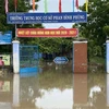 Trường học ở xã Phước Hải, huyện Ninh Phước bị nước lũ tràn vào. (Ảnh: Công Thử/TTXVN)