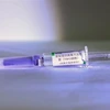 Mẫu vắcxin bất hoạt phòng dịch viêm đường hô hấp cấp COVID-19 được sản xuất tại nhà máy của Sinopharm ở Bắc Kinh, Trung Quốc. (Ảnh: THX/TTXVN)