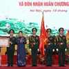 Chủ tịch Quốc hội Nguyễn Thị Kim Ngân trao Huân chương Độc lập hạng Ba cho Báo Quân đội nhân dân. (Ảnh: Trọng Đức/TTXVN)