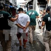 Cảnh sát bắt giữ nghi phạm liên quan đến mua bán ma túy trái phép ở thành phố Pasig, đông Manila. (Nguồn: EPA/TTXVN)