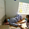 Điều trị bệnh nhân sốt xuất huyết tại khoa Truyền nhiễm Bệnh viện đa khoa Đống Đa. (Ảnh: Minh Quyết/TTXTVN)