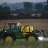 Phun thuốc diệt cỏ của Công ty Monsanto trên cánh đồng ở Saint Germain-Sur- Sarthe, miền Tây Bắc Pháp. (Ảnh: AFP/TTXVN)