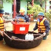 Chuyển hàng cứu trợ tới người dân ở xã Hàm Ninh, huyện Quảng Ninh, Quảng Bình. (Ảnh: Võ Dung/TTXVN)