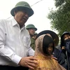 Phó Thủ tướng Thường trực Trương Hòa Bình thăm hỏi người dân xã Hải Định, huyện Hải Lăng bị ảnh hưởng bởi lũ lụt. (Ảnh: Nguyên Lý/TTXVN)