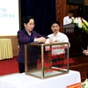 Lãnh đạo tỉnh Hà Nam ủng hộ đồng bào miền Trung ngay trong lễ phát động. (Nguồn: baohanam.com.vn)