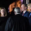 Bà Amy Coney Barrett (trái) tuyên thệ nhậm chức Thẩm phán Tòa án Tối cao trước sự chứng kiến của Tổng thống Mỹ Donald Trump (phải) tại Nhà Trắng ở Washington, DC. (Ảnh: AFP/TTXVN)
