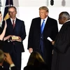 Bà Amy Coney Barrett (trái) tuyên thệ nhậm chức Thẩm phán Tòa án Tối cao trước sự chứng kiến của Tổng thống Mỹ Donald Trump (thứ 2, phải) tại Nhà Trắng ở Washington, DC.. (Ảnh: AFP/TTXVN)