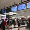 Hành khách tại sân bay quốc tế Changi, Singapore. (Ảnh: AFP/TTXVN)